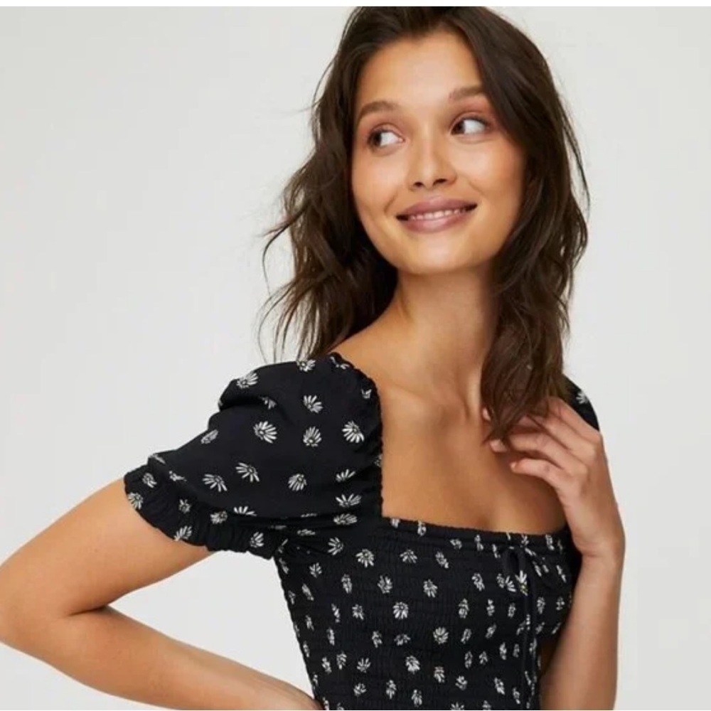 Aritzia Wilfred Black White Daisy Floral Smocked Puff Short Sleeve Blouse Top S